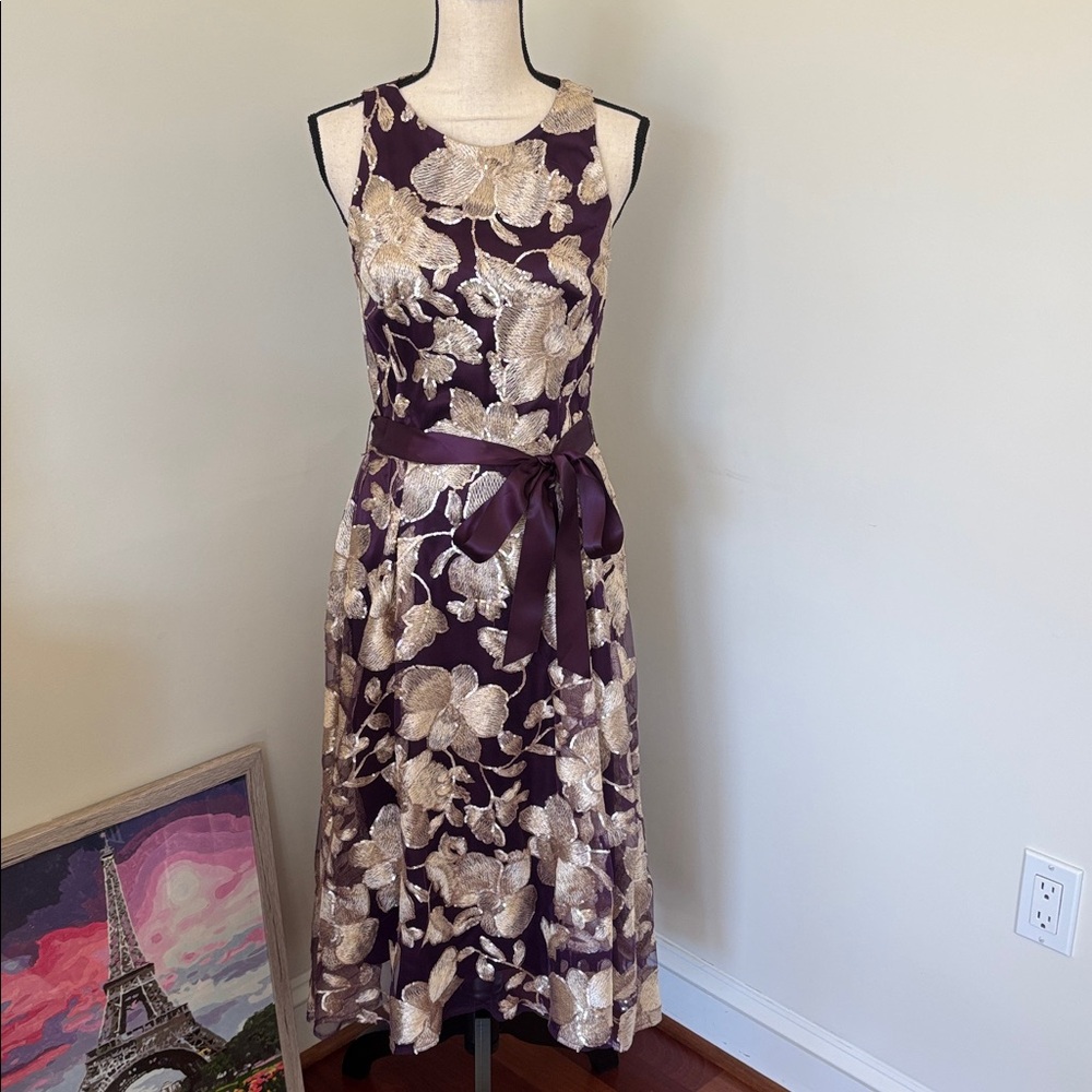 Tahari NWOT Elegant purple and rose gold Floral Sleeveless Dress with Bow Size 6